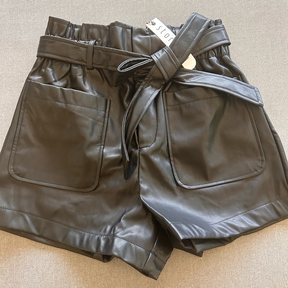 Vegan leather high rise belted shorts - Picture 5 of 7